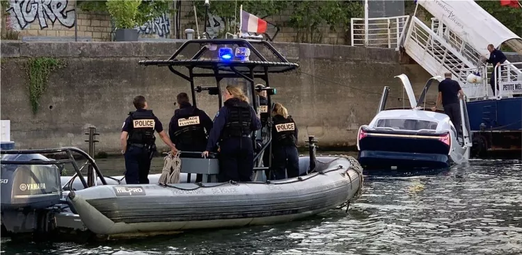 Police stops e-water taxi in Paris