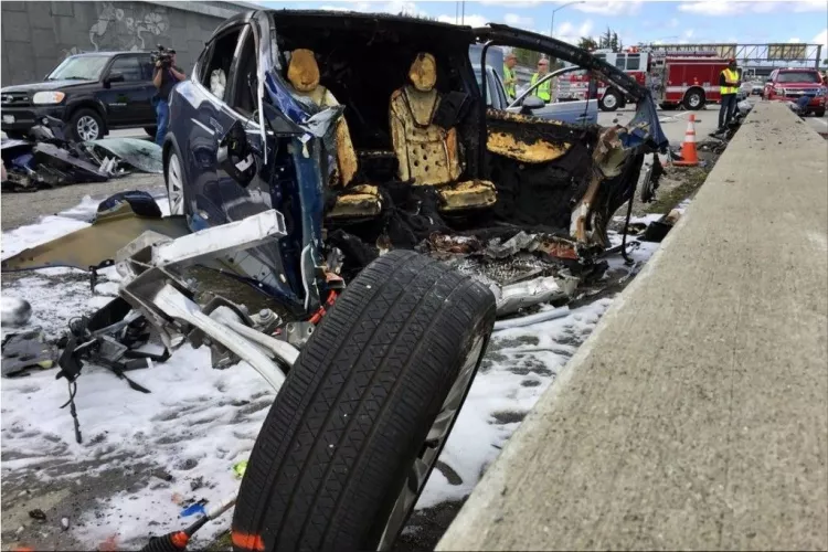 Tesla Model X car crash on Highway 101 in Mountain View