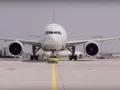 Mini Cooper SE tows a Boeing 777F